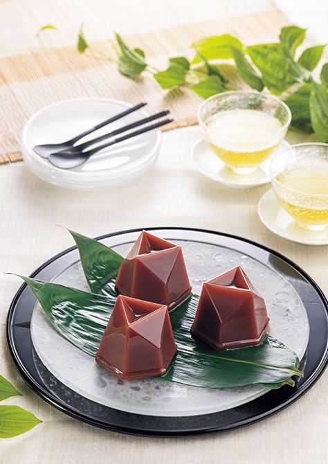 「水羊羹」は、9月初旬までの夏期限定商品。1個324円。
