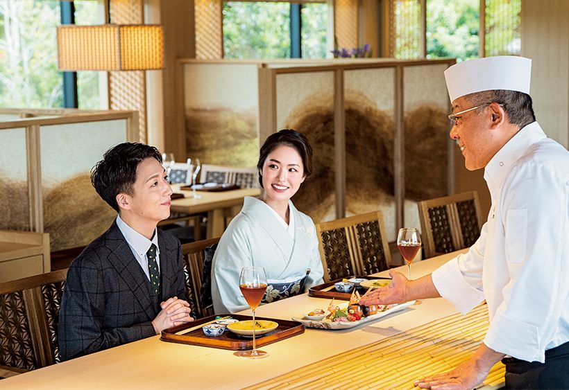 京都「祇園 さゝ木」の献立をベースに名古屋のエッセンスを加えた料理が楽しめる「日本料理 丈」。中村米吉さん・梓さんが座るカウンターは、料理長・ 永田 功さんの実直なトークと技のもてなしにあずかれる特等席。