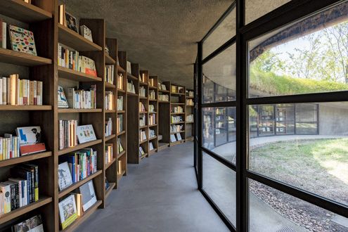 地層を思わせる書架に広がる知の世界。地中図書館（千葉・木更津）