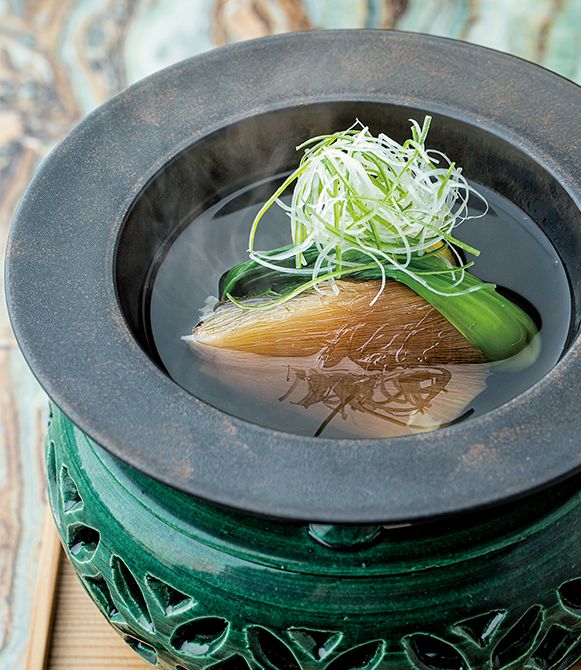 メイン料理はすっぽんとふかひれをことこと炊いた「小鍋」。冷房で冷えがちな体を労る一品。