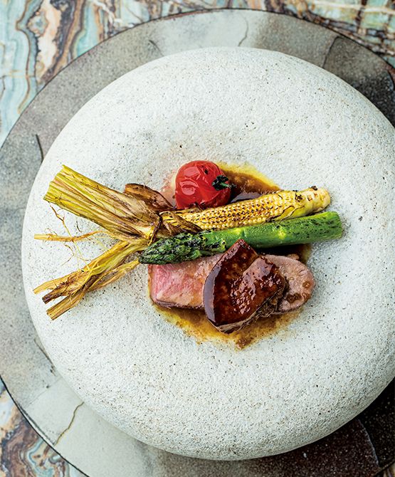 「強肴」は「河内鴨」の胸肉とフォワグラを重ねて。マデラ酒と醬油、みりんのソースが甘やかな香りを放つ。
