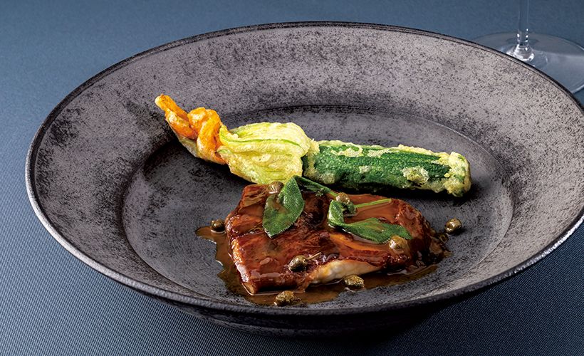 初夏のコースから、メイン料理はふぐと牛肉の生ハムがうまみ豊かなハーモニーを奏でる「ふぐのサルティンボッカ」。
