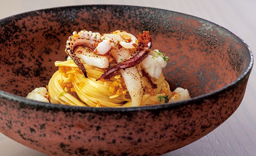 夏に旬を迎えるいかとふぐにイタリアの魚醬でアクセントをつけたパスタ。