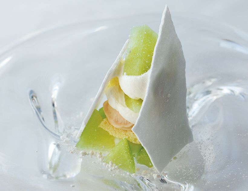 コースの最後までお楽しみがいっぱい。3種のメレンゲとヴィンサント酒をしみ込ませたスポンジ生地が青肉メロンの味わいを際立たせるデザート、「メロンのメリンガータ」。