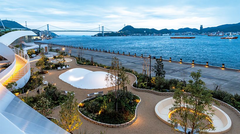 1階ロビーの先には、浜のように砂が敷き詰められた「ふぐビーチ」が 広がる。植栽をはじめ、随所にふぐのモチーフが。