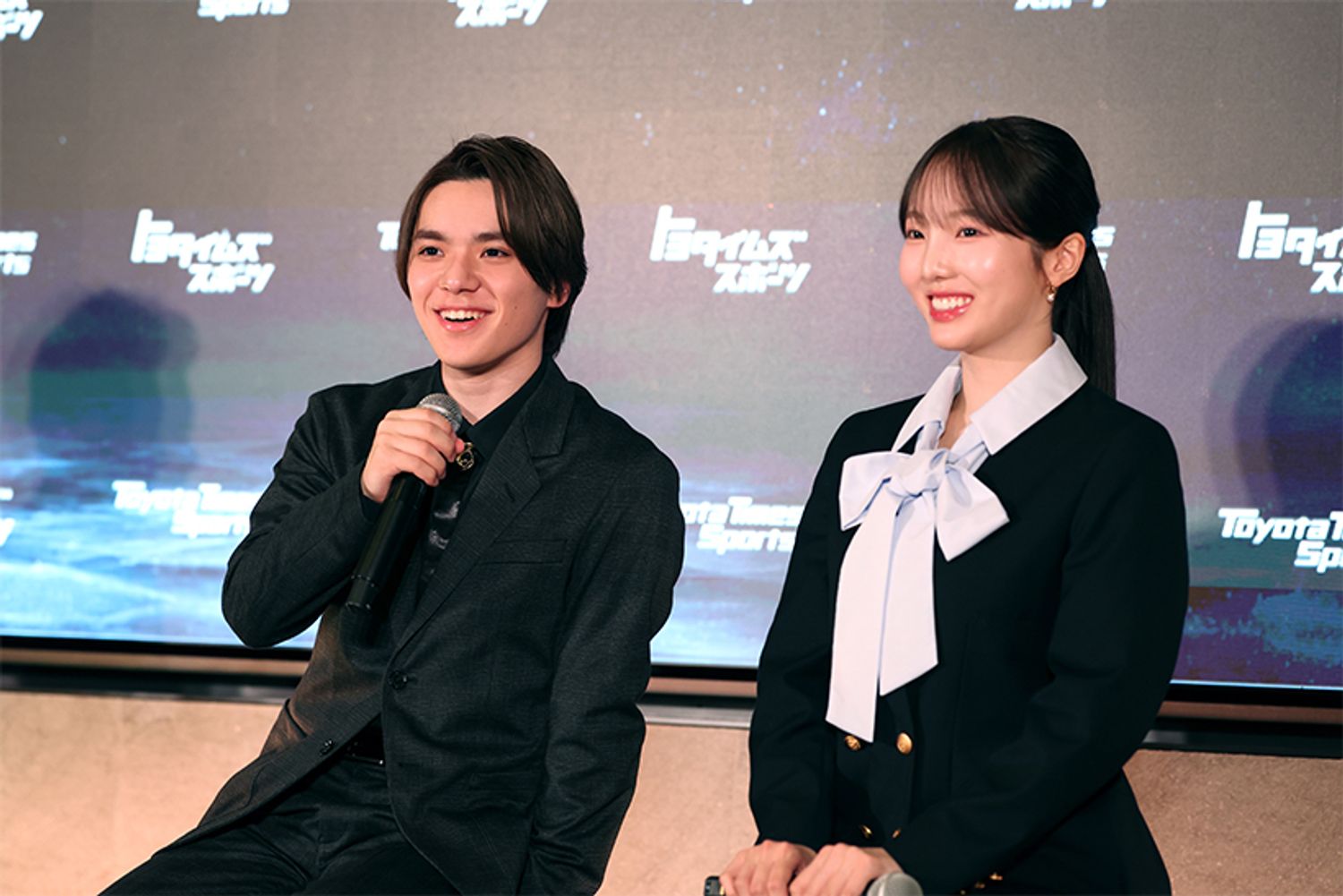 2026年5月22日に都内で行われた「アイスダンスカップル結成＆現役復帰記者会見」での宇野昌磨さんと本田真凜さん。交際もオープンにしているだけに、笑いの絶えない和やかな会見となった。