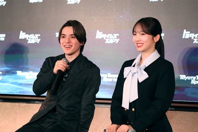 2026年5月22日に都内で行われた「アイスダンスカップル結成＆現役復帰記者会見」での宇野昌磨さんと本田真凜さん。交際もオープンにしているだけに、笑いの絶えない和やかな会見となった。