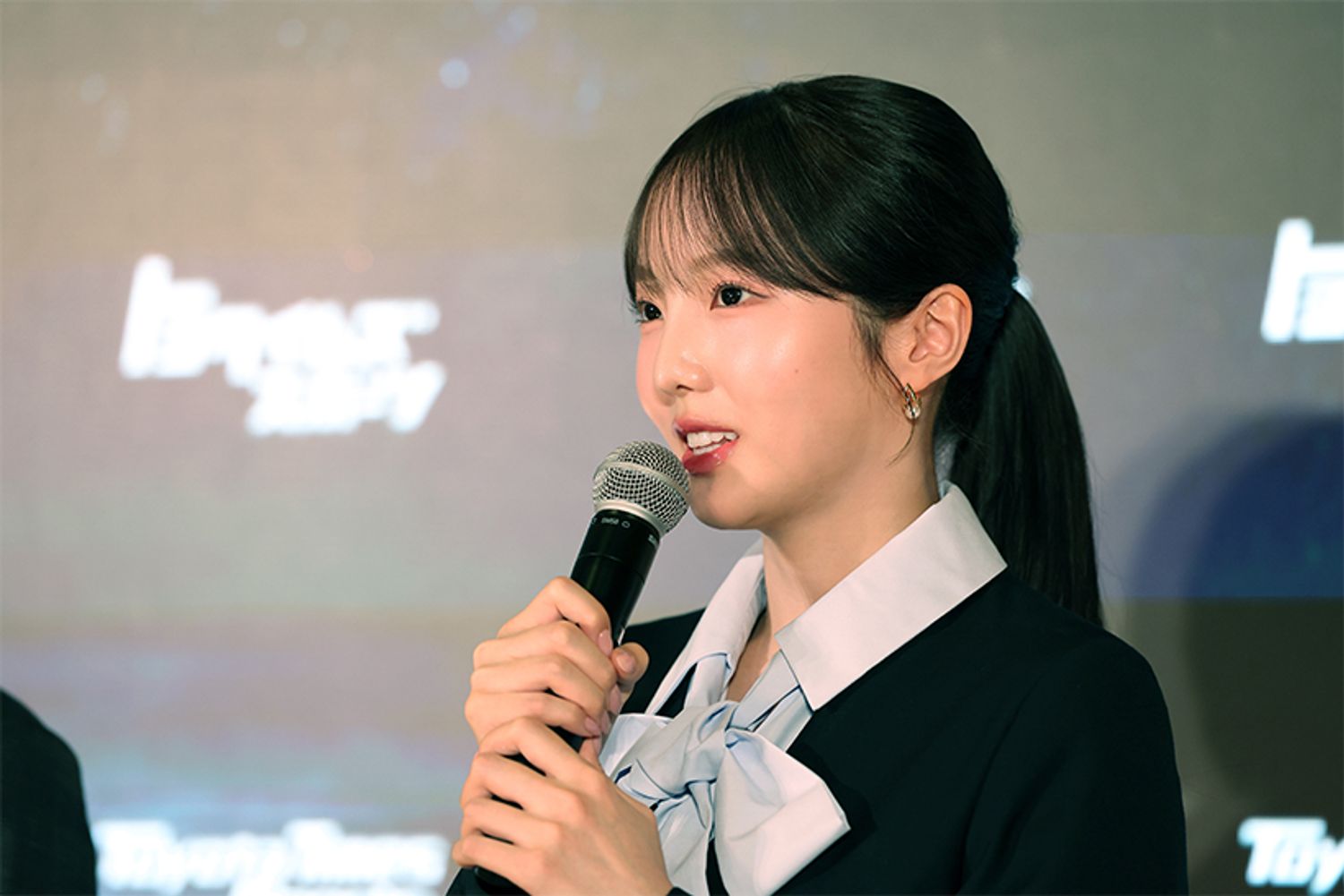 愛くるしい容姿に、確かなスケーティング技術と氷上での物語に観客を引き込む演技力。2016年世界ジュニア選手権で優勝するなど、早くから注目を集めていた本田真凜さん。フィギュアスケート界のアイドルとして絶大な人気を誇ってきたが、現役引退後の「ワンピース・オン・アイス」や「Ice Brave」などのアイスショーを通してさらに深化した演技を見せ、シングルスケーターとしてだけでなく、アイスダンサーとしての評価も高まっていた。