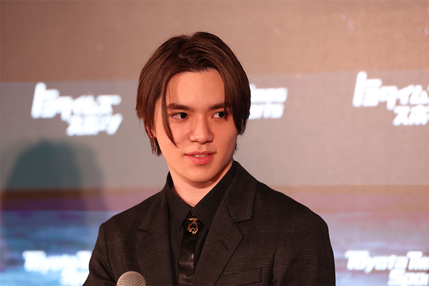 2018年1月号で初めて『家庭画報』に登場くださった宇野昌磨さん。20歳を記念した特集では、凛々しい羽織袴姿を披露してくれたが、その頃からすでに、俯瞰して真理を見抜く眼力や動じない大物感を身に纏っていた。さまざまな経験を重ね、今やすっかり頼れる28歳、大人の男性に成長。26年5月、プロeスポーツチーム「VARREL」のGAMER部門に加入するなど、規定の枠に収まらない宇野さんの今後の活躍に期待。