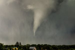 雲の底から垂れ下がる漏斗状の雲。見かけたらすぐに避難！