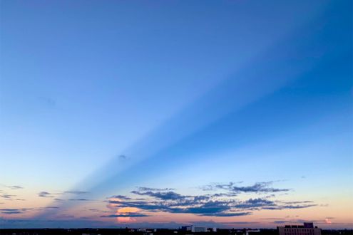 空が割れているように見える幻想的な風景。美しい光の筋「反薄明光線」を見つける