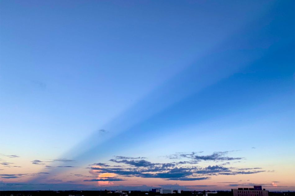 空が割れているように見える幻想的な風景。美しい光の筋「反薄明光線」を見つける