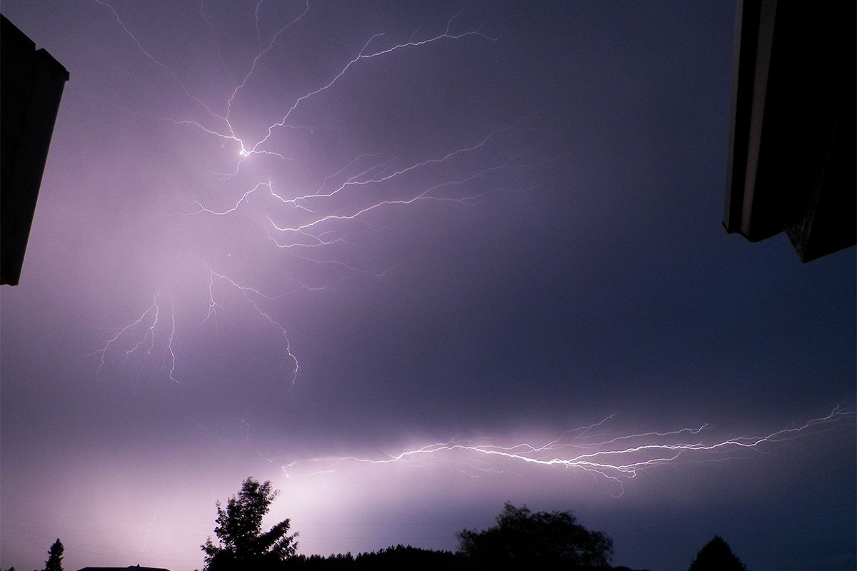 雷鳴が発生する仕組みとは？ 雷の音が聞こえる場所はすでに落雷の危険が