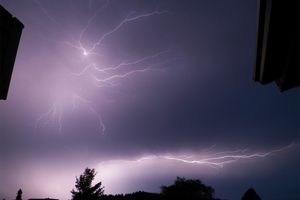 雷鳴が発生する仕組みとは？ 雷の音が聞こえる場所はすでに落雷の危険が