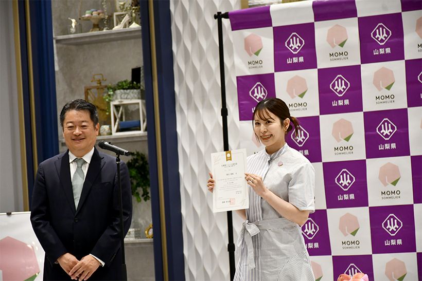 インフルエンサーの桃衣香帆さん（写真）含め、12名が名誉桃ソムリエに就任