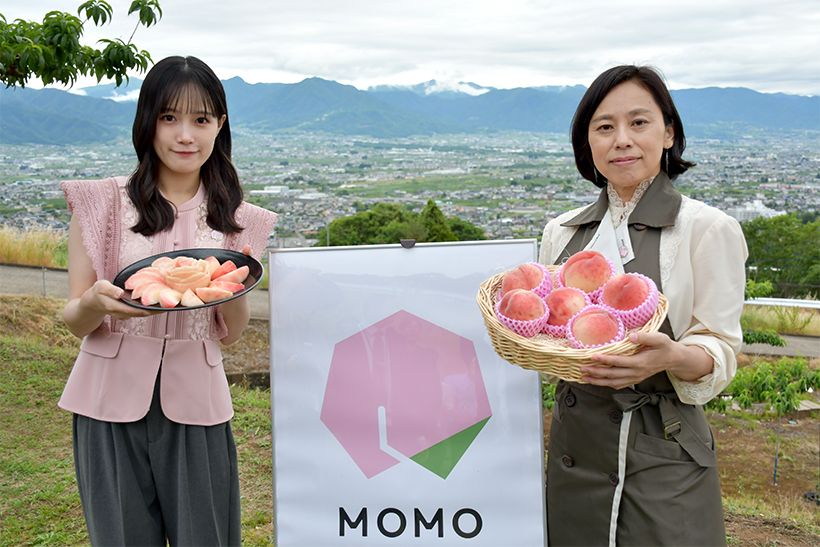 名誉桃ソムリエに就任した「つばきファクトリー」の河西結心さん（左）と、フルーツカット専門家の村上しずかさん（右）