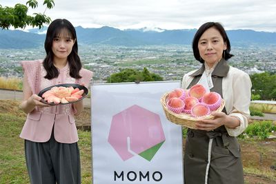 名誉桃ソムリエに就任した「つばきファクトリー」の河西結心さん（左）と、フルーツカット専門家の村上しずかさん（右）。