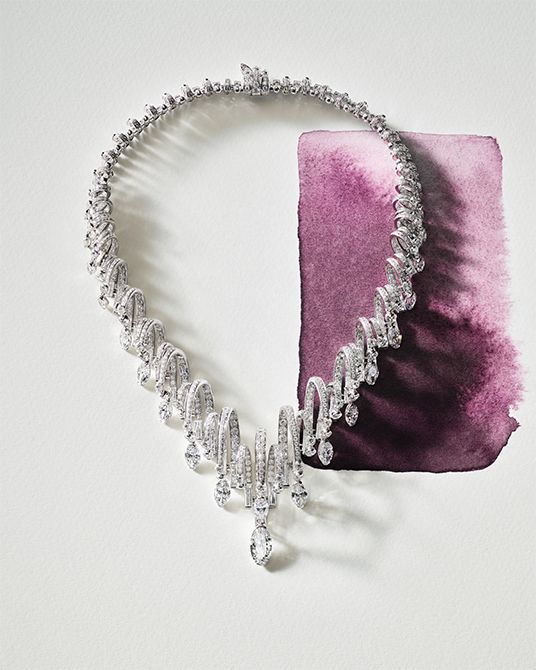 「テリュラ」ネックレス ユニークなフォルムを持つ30石のダイヤモンドが揺れる彫刻的なネックレス。ジュエリー職人たちの挑戦がダイヤモンドの誕生を祝福する。