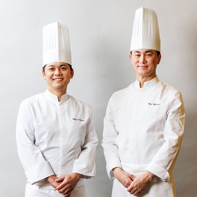 左・料理長の池内英治さん、右・シェフパティシエの井山架展さん。