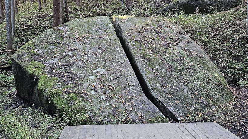 柳生の里に残る「一刀石」。
