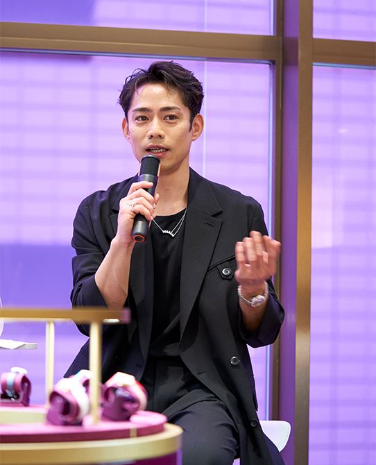 ショパールの時計、ネックレス、リングをまとう高橋さん