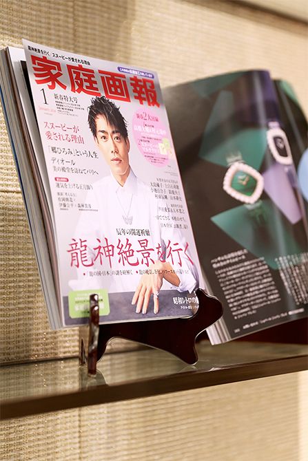 家庭画報2024年１月号PL版では、ショパールのハイジュエリーを纏った高橋大輔さんが表紙に登場