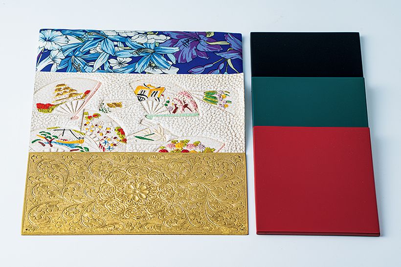 フェイスの種類には蒔絵、銀板、カルトナージュ(布を張り合わせるフランス発祥の技法)など豊富な種類があり、施す柄の相談も可能。細かな要望に対応できるのは、各工程の熟練職人を抱える老舗なればこそ。