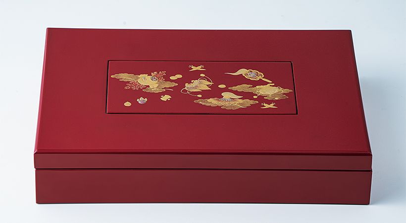 注文時には本体の本漆の色(黒、梨地、紅溜、緑、青、ピンク)と、「フェイス」と呼ばれる蓋部分の装飾を選ぶことができる。