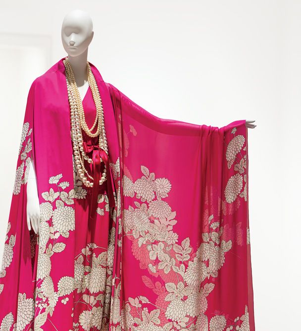 絹のジャンプスーツとカフタン（ガウン）からなる華やかなアンサンブルは通称「菊のパジャマドレス」。20世紀を代表する写真家、リチャード・アヴェドンの撮影で『ヴォーグ』に掲載され、評判となった。1966年制作。＊本企画掲載のドレスが見られる大回顧展の詳細は記事末に。