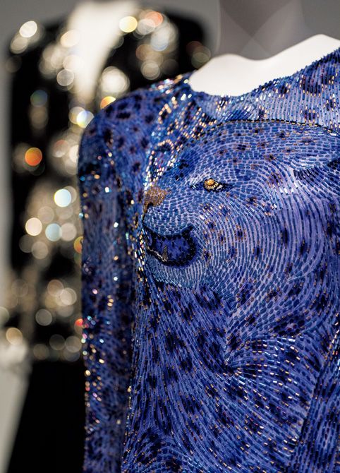 パリのオートクチュールコレクションの作品。緻密なビーズ刺繡で表現された豹の顔は迫力満点。1981年春夏コレクションより。