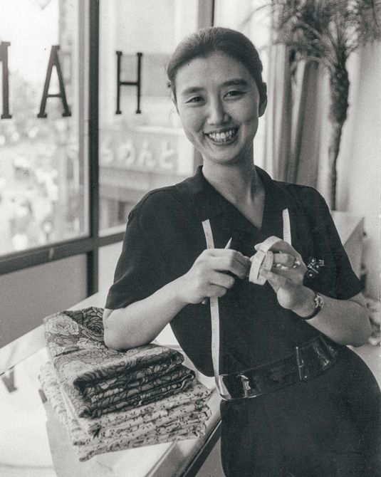 自分の城「ひよしや」で潑剌とした笑顔を見せる森さん（1950年代半ば）。夫の賢さんが見つけた物件は新宿駅に近いビルの2階。周囲には映画館や劇場があり、活気があった。屋号は賢さんの実家の糸問屋に由来。撮影／石井幸之助 提供／森英恵事務所