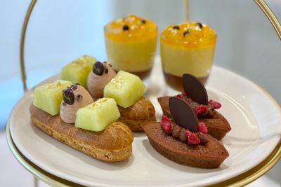 左から時計回りに「エクレール メロン」、「カカオのヴェリーヌ」、「フィナンシェ ショコラ」。