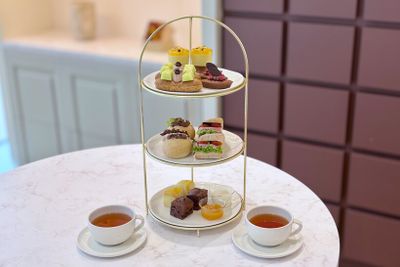 「アフタヌーンティー」2名分 8,250円。90分間の紅茶またはコーヒーのフリーフロー付き