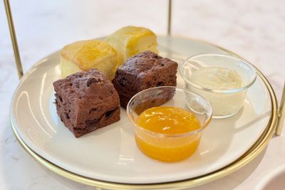 スコーンはプレーン、チョコレートの2種類。