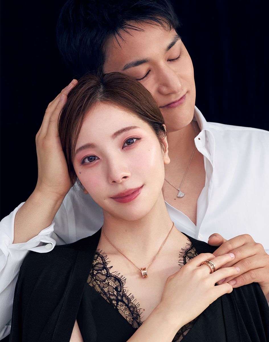 アイコン的存在でもある「ビー・ゼロワン」。 ピンクゴールドにパヴェダイヤモンドをあし らい、モダンな中にフェミニンな表情を演出。 〈三浦さん〉「ビー・ゼロワン」（PG×ダイヤモ ンド）ネックレス105万6000円　同リング84万 7000円　〈木原さん〉「ディーヴァ ドリーム」 ネックレス（WG×ダイヤモンド）145万2000 円／すべてブルガリ（ブルガリ・ジャパン）　 〈三浦さん〉カーディガン4万1800円／スロー ン（ザ ショップ スローン 自由が丘）　トップ ス3万6300円／ルームエイト ブラック（オッ トデザイン）　〈木原さん〉シャツ4万8400円／ バルバ ナポリ（コロネット）