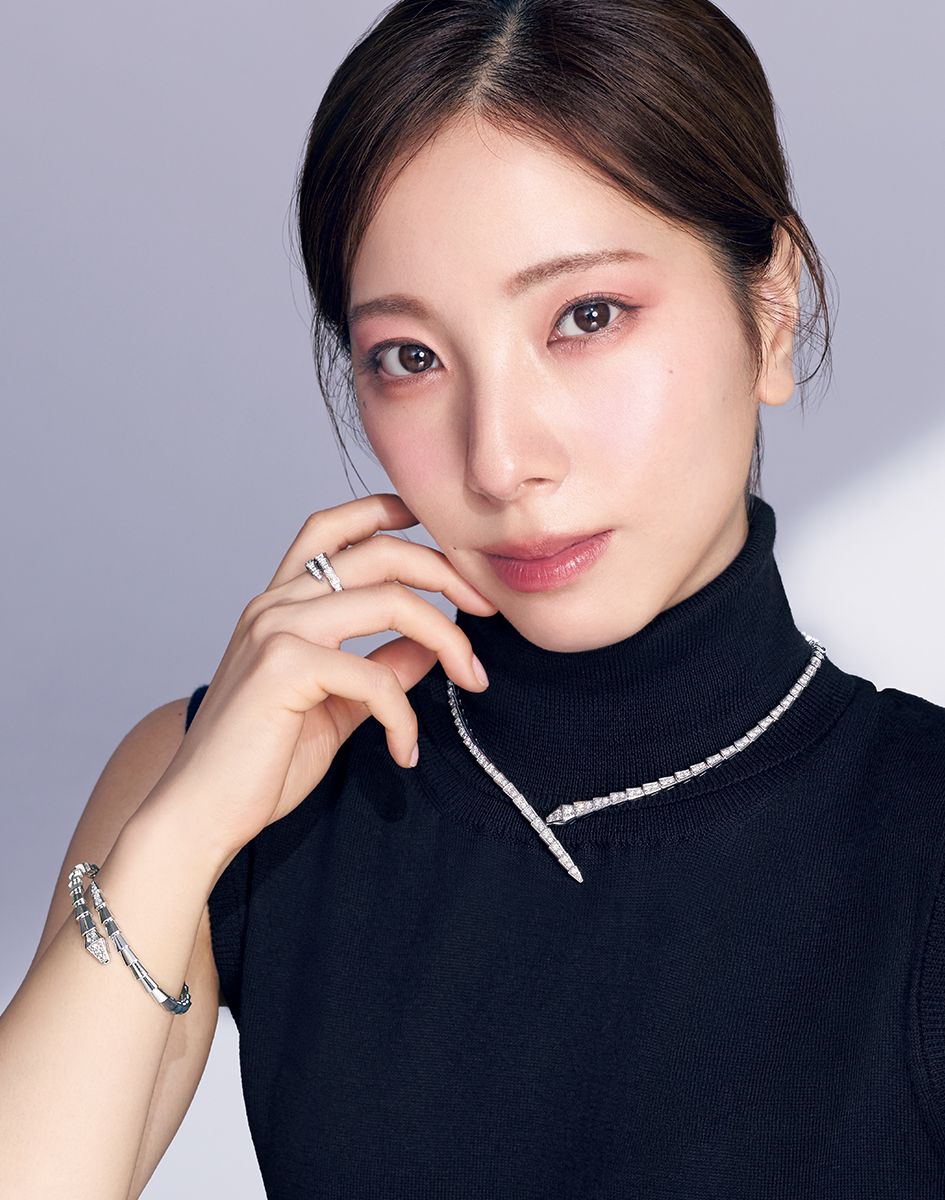 繊細な輝きに宿る品格とエレガンス。身 につける人を包み込むようにしなやかに フィットするシェイプは、メゾンの真髄 である卓越した職人技の賜物。「巳年の 私に、ぴったりのモチーフですね」。 「セルペンティ ヴァイパー」（WG×ダイ ヤモンド）ネックレス1064万8000円　同 ブレスレット220万円　同リング187万円 ／すべてブルガリ（ブルガリ・ジャパン）　 ニット（参考商品）／スローン（ザ ショッ プ スローン 自由が丘）