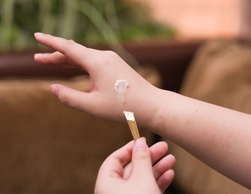 「クリームなので使うのは夜だけにしようかと思っていましたが、あまりにも使用感がよいので朝も使うように。私の場合、塗ったすぐ後にメイクしても影響ありません」（やすこさん。写真も本人撮影）