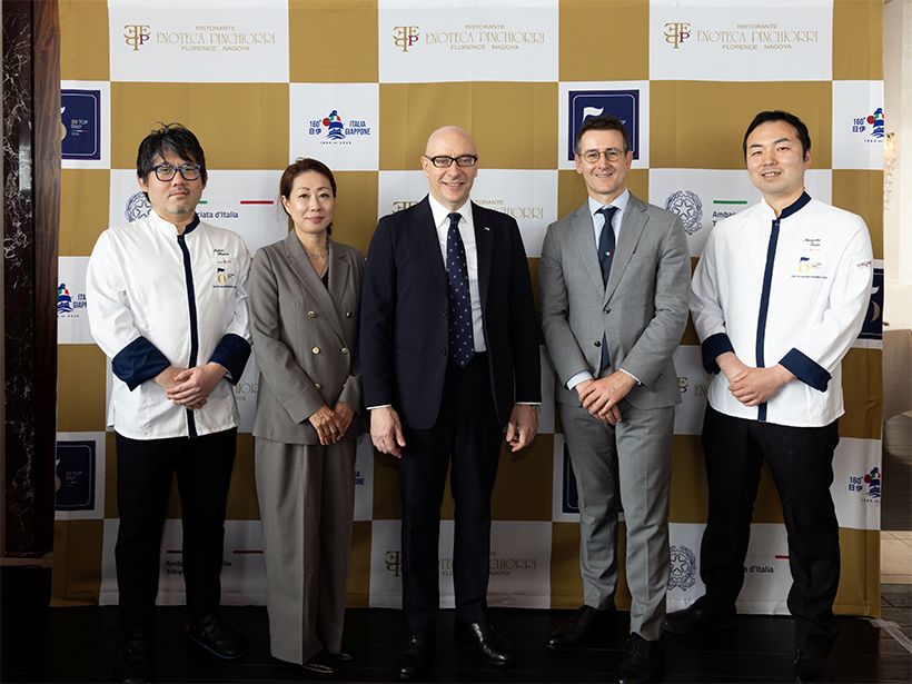 右から、戸田直幸料理長、フィリッポ・マナーラ在大阪イタリア総領事、マリオ・アンドレア・ヴァッターニ駐日イタリア大使と矢田ヴァッターニ明美子夫人、島 光平統括料理長兼製菓長。