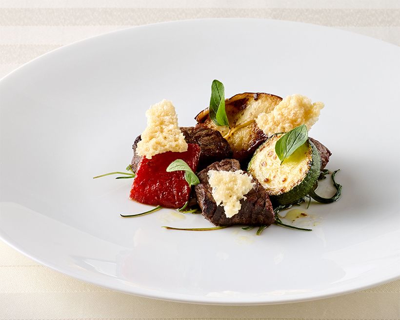 メインの肉料理は「段戸山高原牛フィレ肉の串焼き 茄子 パプリカ ズッキーニ 岡ひじきとパルミジャーノレッジャーノ シチリア産オレガノとレモンのソース」。