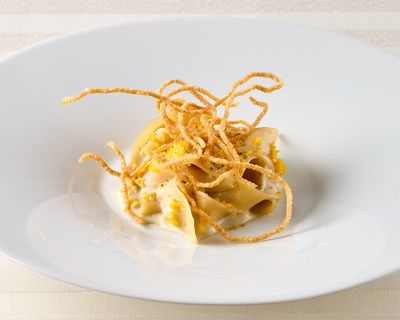 「パスタフレスカ“タリアテッレ” クアットロフォルマッジ 生粒こしょうのアクセント」。パスタに使う小麦粉はイタリア産と愛知県産をブレンド。戸田氏は2025年に開催されたパスタコンテストで最優秀賞を受賞。