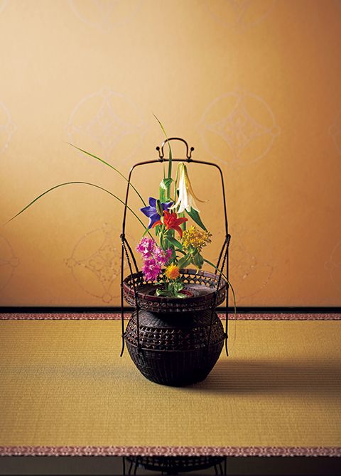 花は桔梗、笹百合、姫百合、麒麟草、河原撫子、紅花、苅萱の7種。花入は唐物写し牡丹籠。手付きの籠を用いる場合は、正面から見たときに花が籠の“手”の中に収まる高さに入れる。