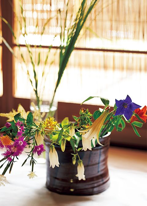 夏の茶花の一例。手前は桔梗、笹百合、姫百合、蛍袋、麒麟草、河原撫子、紅花、柿蘭（かきらん）、升麻（しょうま）など。後ろは矢筈芒（やはずすすき）、苅萱。3～11種類を目安に、奇数で用いる。