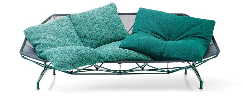 「ソファ アルマ」幅243×奥行き100×高さ85×座面高38センチ 330万8800円／パオラ レンティ ジャパン