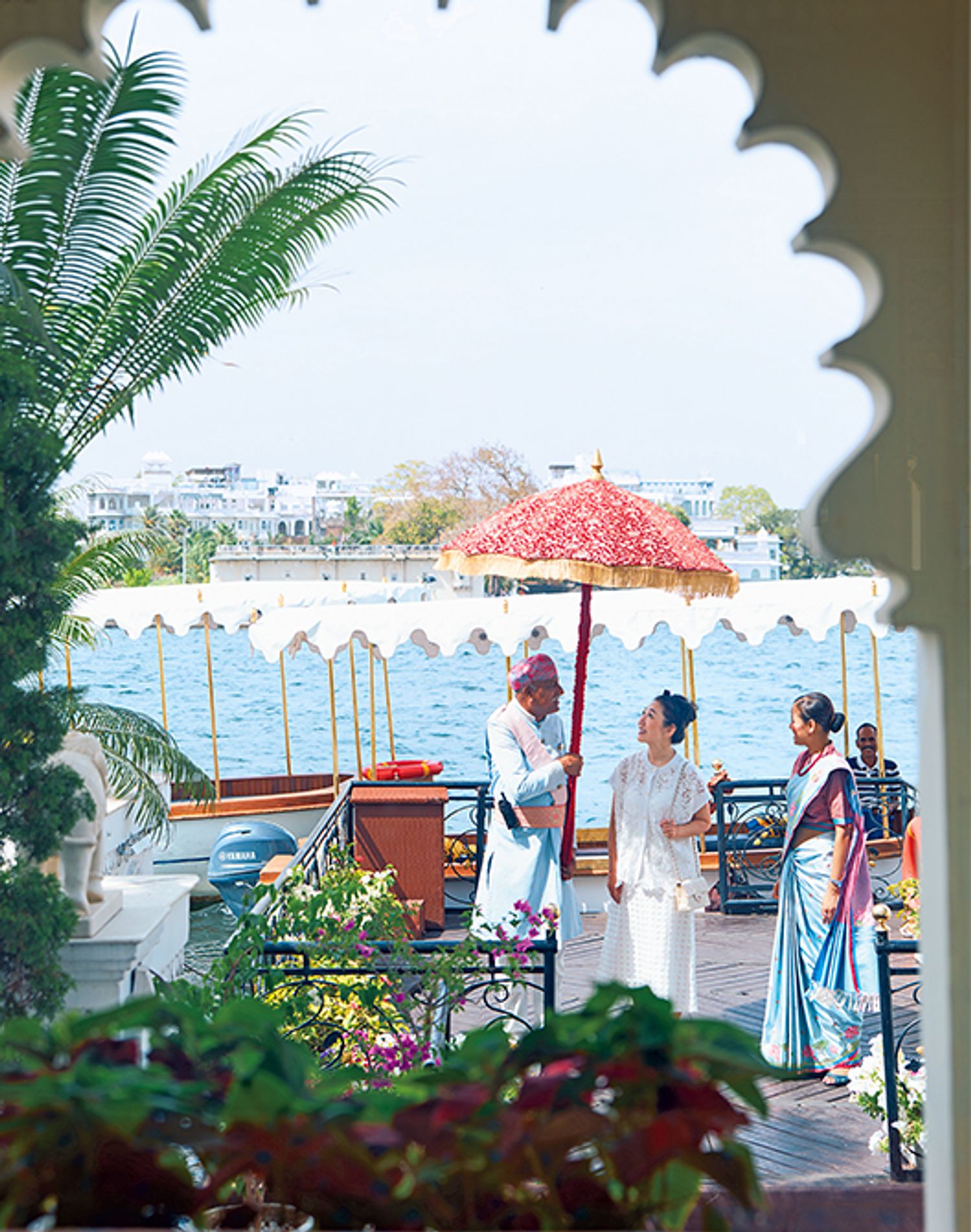 ウダイプルの湖上に浮かぶ王室の夏の離宮だった「タージ・レイク・パレス」には、湖畔の桟橋からホテルのボートで渡る。到着すると大きな日傘を持ったドアマンが出迎え、空からはバラの花びらが舞うという演出が待っている。美しい観待が心に残る。