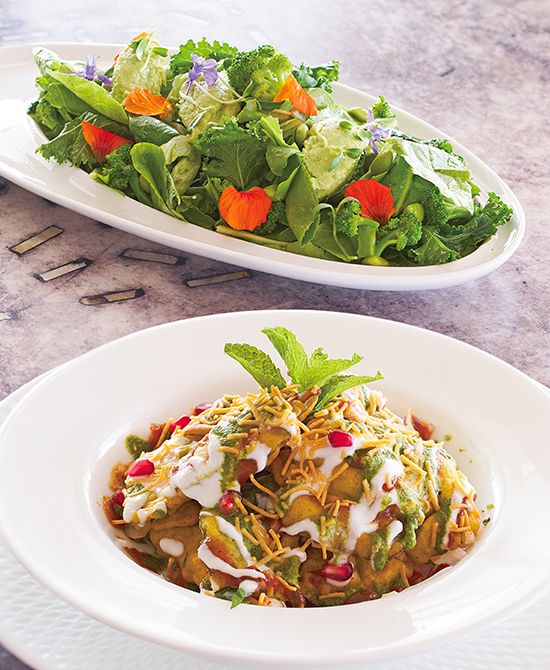 ホテルのメニューには、とれたて野菜をハニーマスタードドレッシングでいただく「ラース・オーガニックガーデン・サラダ」825ルピーや、ほうれん草のフリットにタマリンドとミントソースをかけた「パラク・パッタ・チャート」795ルピーなど健康的な料理が多い。