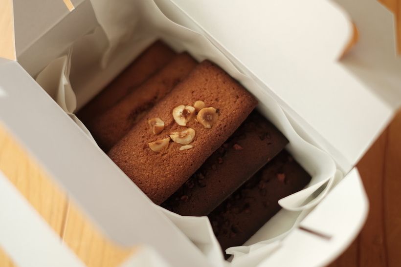 ブランドを代表するフィナンシェ（1個600円）。「Minimal」のチョコレートを使用した「チョコレート」と、リッチな香ばしさの「ヘーゼルナッツ」が新たに仲間入り。