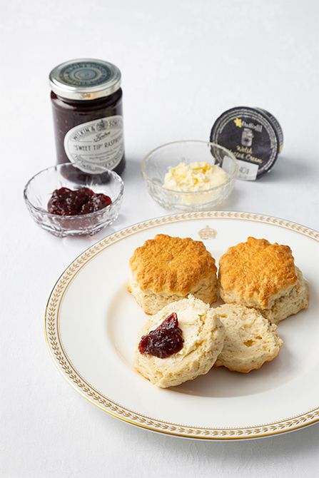 イングランド産の「Haywood & Padgett」のスコーンと「Wilkin & Son」のジャムにウェールズ産のクロテッドクリームをつけて。