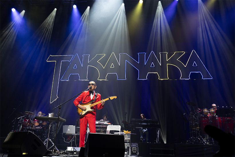 20代から音楽活動をともにしているパーカッショニストの斉藤ノヴさんを始め、気心知れたバックバンドと圧巻のアンサンブルを奏でる