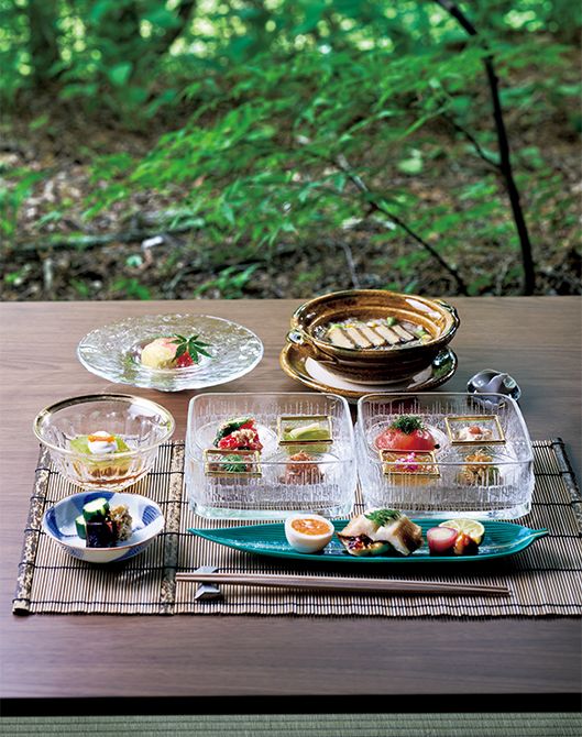 茶屋でいただく「涼菜の朝粥膳」養命酒製造の監修による「陰陽五行」や「五性」の考えを基礎とした朝粥膳。暑さにさらされた体をいたわる8種の夏野菜小鉢とあわび粥の組み合わせ。食後は、畳でのんびりと。6月1日~8月31日(除外日あり) 1日1組4名まで 9680円(サービス料込み、宿泊料別) 公式サイトで5日前までに要予約