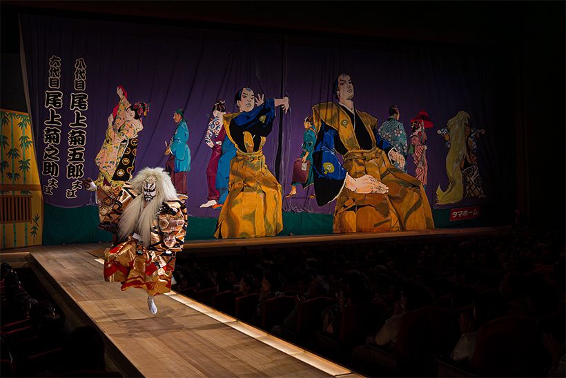 『新古演劇十種の内 茨木』伯母真柴実は茨木童子 (八代目尾上菊五郎)荒木飛呂彦氏デザインの祝幕を背景に。2026年6月博多座